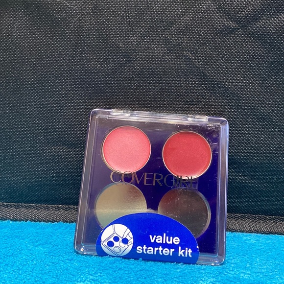 COVERGIRL Other - Covergirl Value Starter Kit Custom Compact